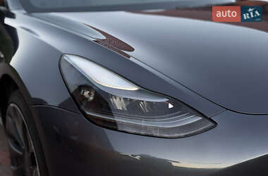 Седан Tesla Model 3 2021 в 