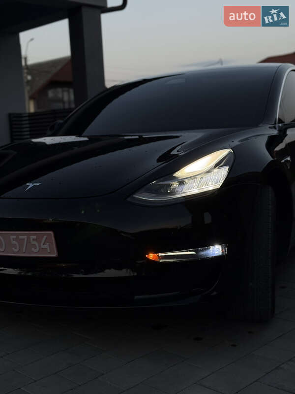 Седан Tesla Model 3 2020 в Берегово