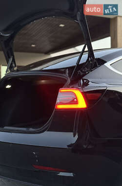 Седан Tesla Model 3 2020 в 