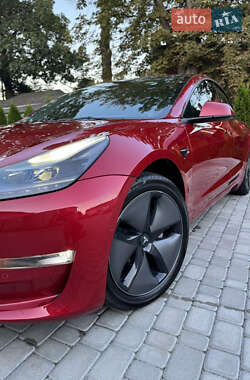 Седан Tesla Model 3 2022 в 