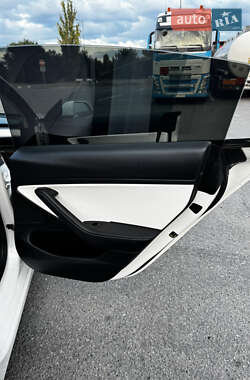 Седан Tesla Model 3 2021 в 