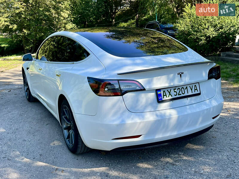 Седан Tesla Model 3 2018 в Валках