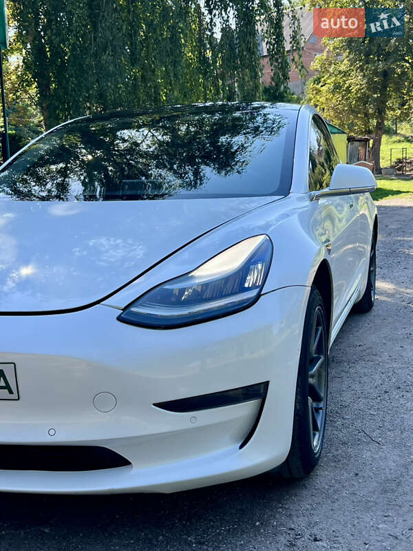 Седан Tesla Model 3 2018 в Валках