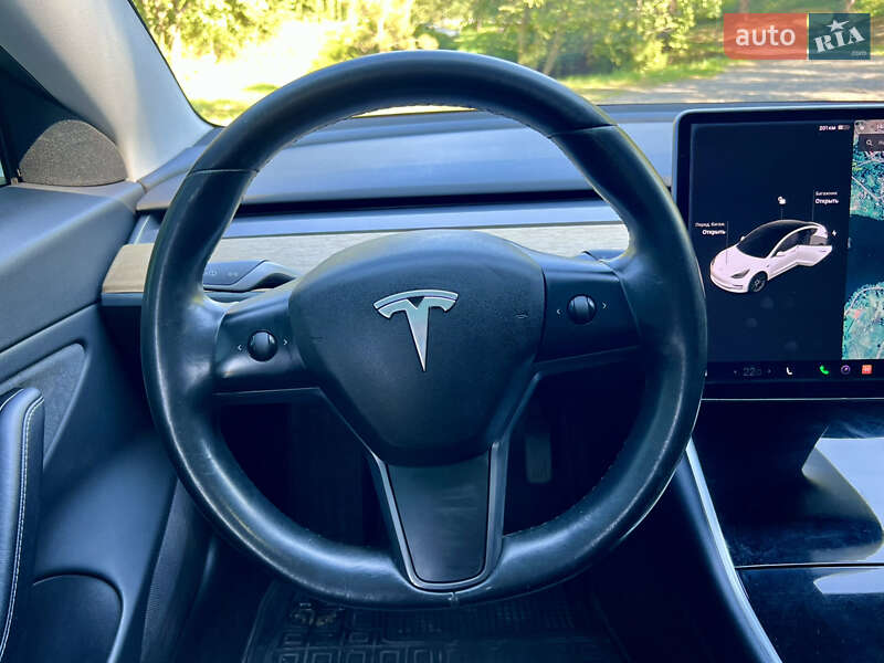 Седан Tesla Model 3 2018 в Валках
