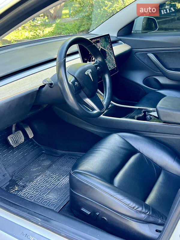 Седан Tesla Model 3 2018 в Валках