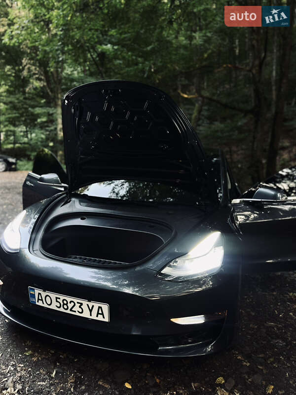 Седан Tesla Model 3 2020 в Ужгороде