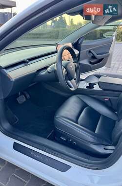 Седан Tesla Model 3 2021 в 