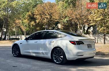 Седан Tesla Model 3 2022 в 