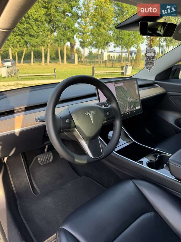 Седан Tesla Model 3 2020 в Івано-Франківську