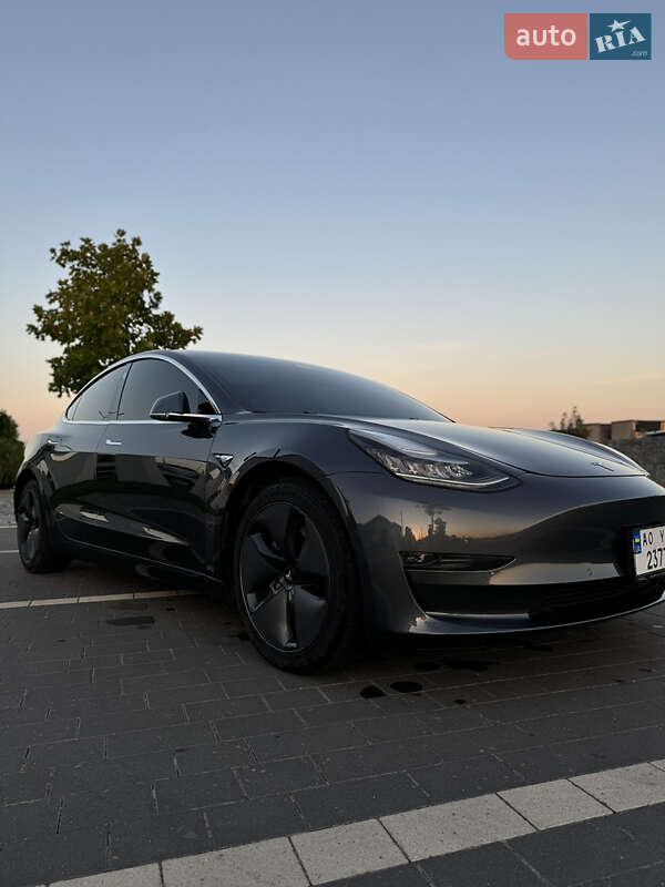 Седан Tesla Model 3 2020 в Мукачевому