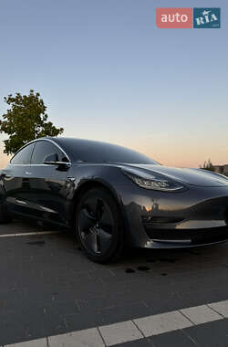 Седан Tesla Model 3 2020 в 