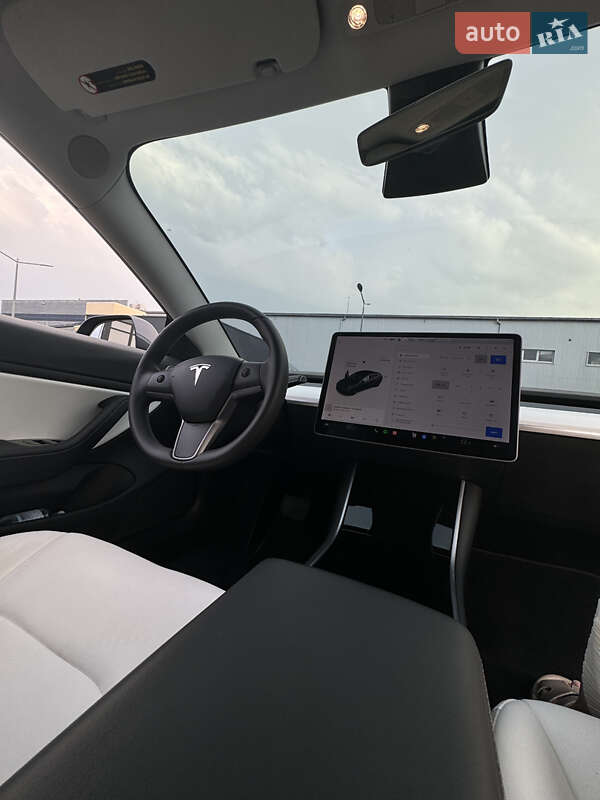 Седан Tesla Model 3 2020 в Мукачевому
