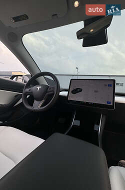Седан Tesla Model 3 2020 в 