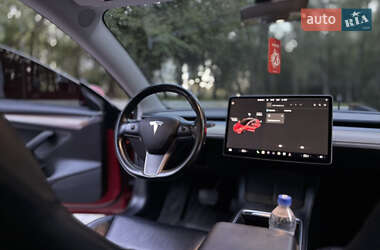 Седан Tesla Model 3 2021 в 