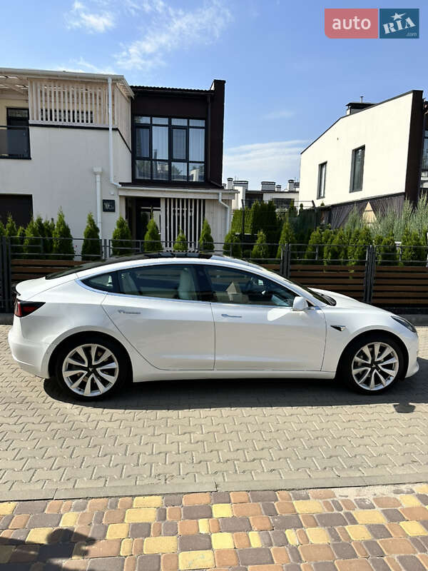 Седан Tesla Model 3 2019 в Киеве