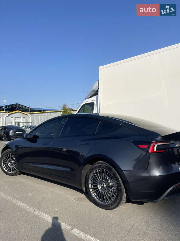 Седан Tesla Model 3 2024 в Бучі