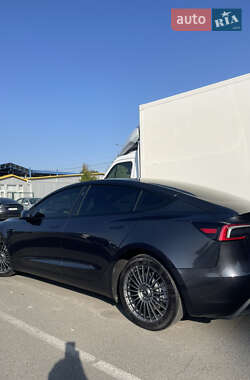 Седан Tesla Model 3 2024 в 