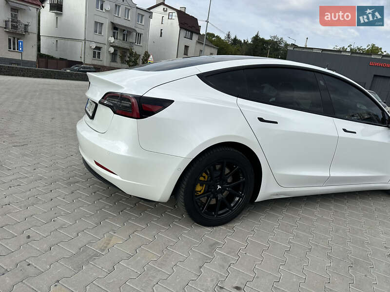 Седан Tesla Model 3 2020 в Львові