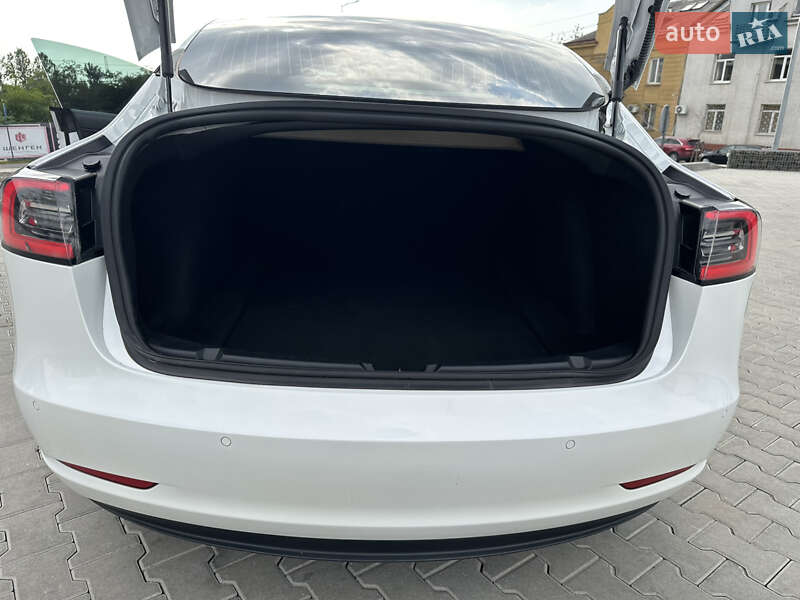 Седан Tesla Model 3 2020 в Львові