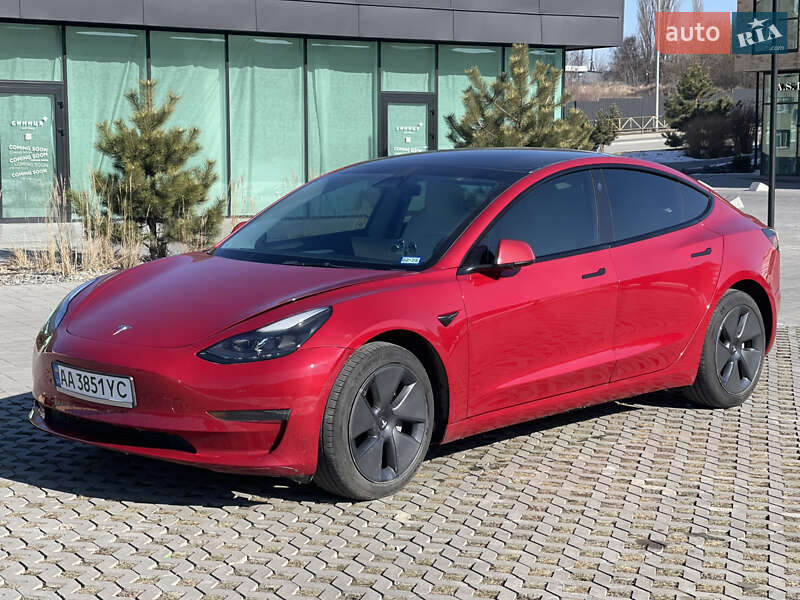 Седан Tesla Model 3 2022 в 