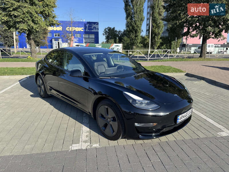 Седан Tesla Model 3 2022 в 