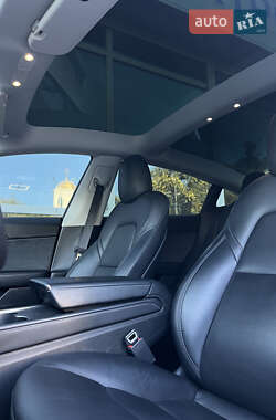 Седан Tesla Model 3 2022 в 