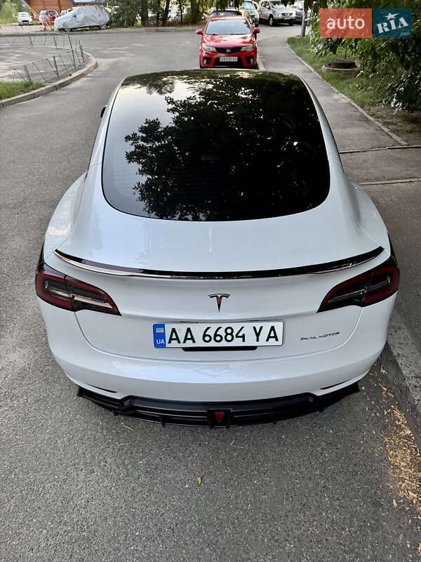 Седан Tesla Model 3 2021 в Києві