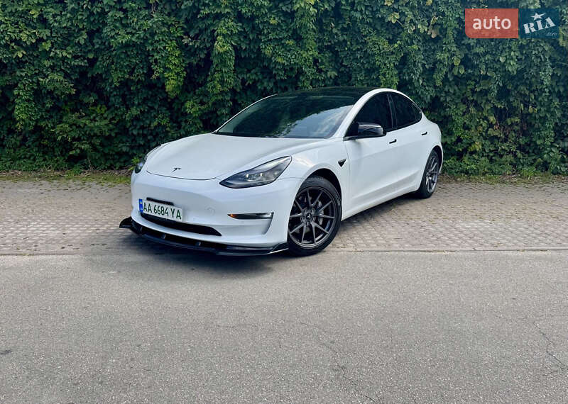 Седан Tesla Model 3 2021 в 