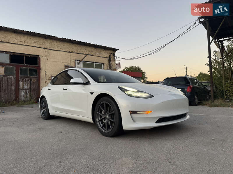 Седан Tesla Model 3 2021 в 