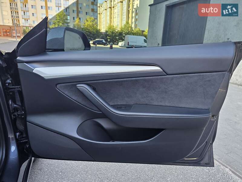 Седан Tesla Model 3 2021 в Киеве