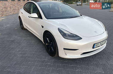Седан Tesla Model 3 2022 в 