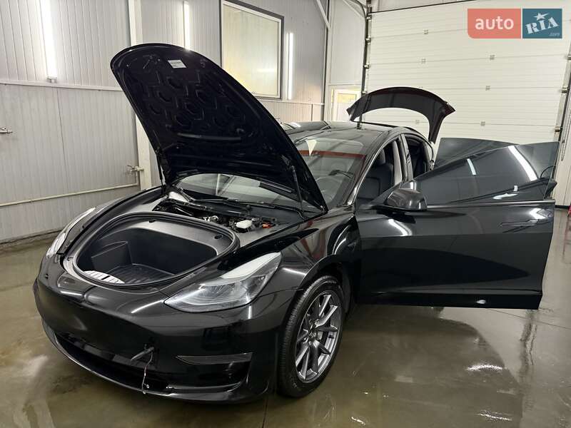 Седан Tesla Model 3 2023 в Дрогобыче
