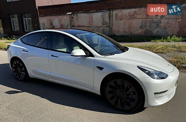 Седан Tesla Model 3 2022 в 