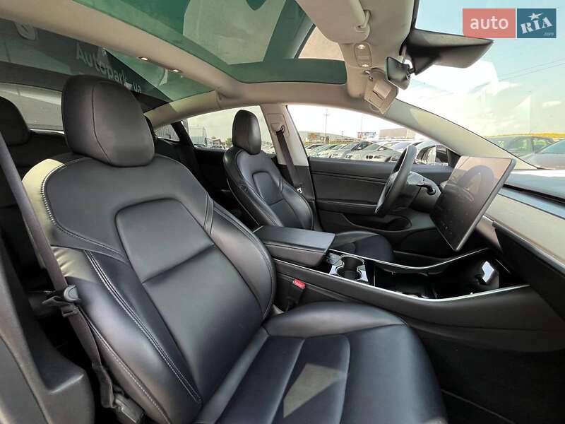 Седан Tesla Model 3 2019 в Львове