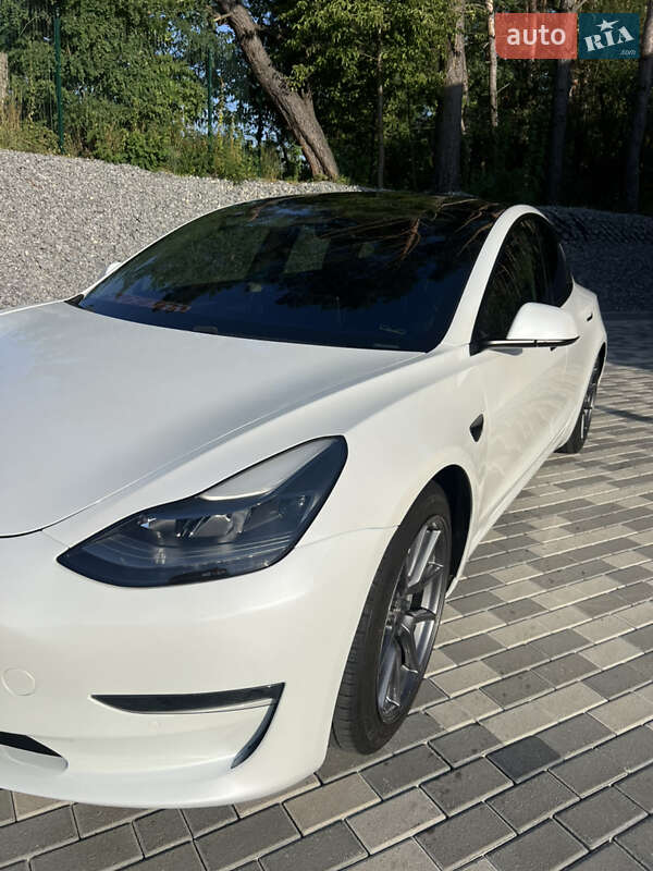 Седан Tesla Model 3 2021 в Львове