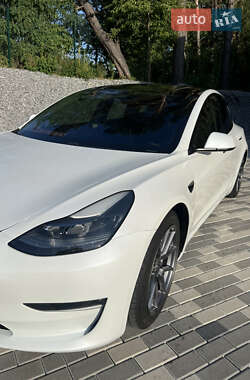 Седан Tesla Model 3 2021 в 
