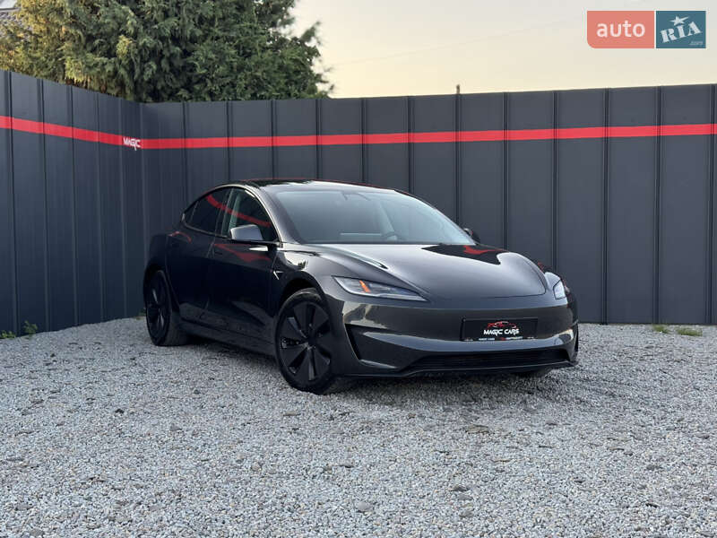 Седан Tesla Model 3 2024 в 