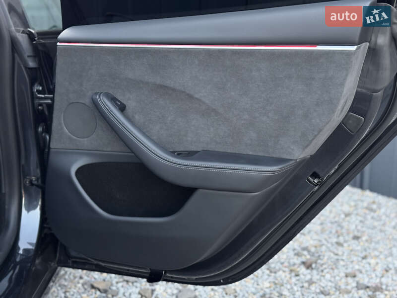 Седан Tesla Model 3 2024 в Луцке