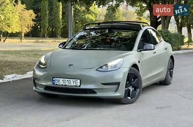 Седан Tesla Model 3 2022 в Рівному