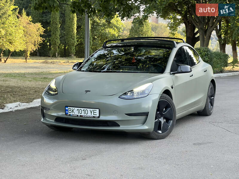 Седан Tesla Model 3 2022 в 