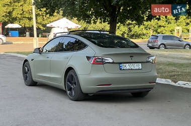 Седан Tesla Model 3 2022 в 