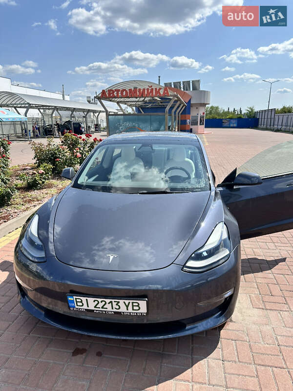 Седан Tesla Model 3 2022 в 