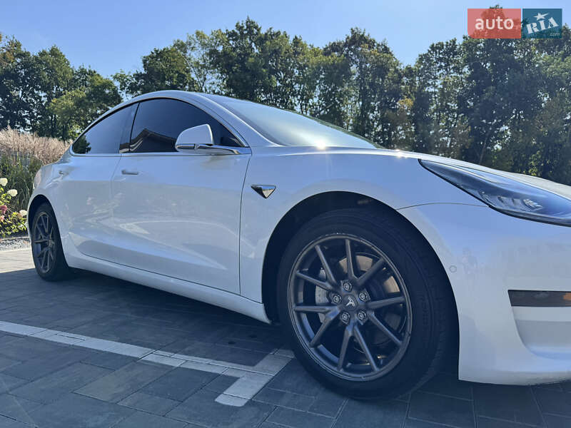 Седан Tesla Model 3 2020 в Луцке