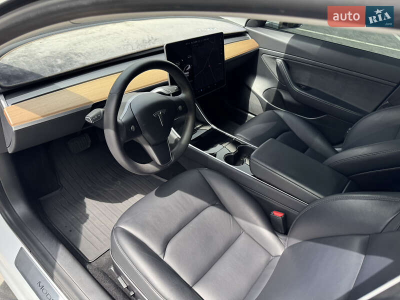 Седан Tesla Model 3 2020 в Луцке