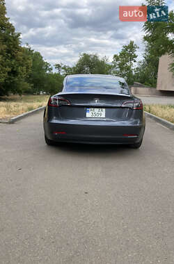 Седан Tesla Model 3 2022 в 
