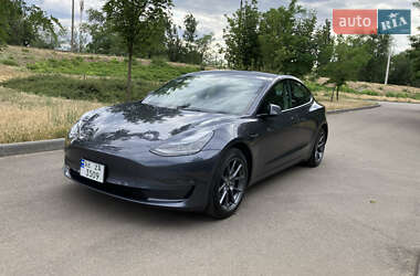 Седан Tesla Model 3 2022 в 