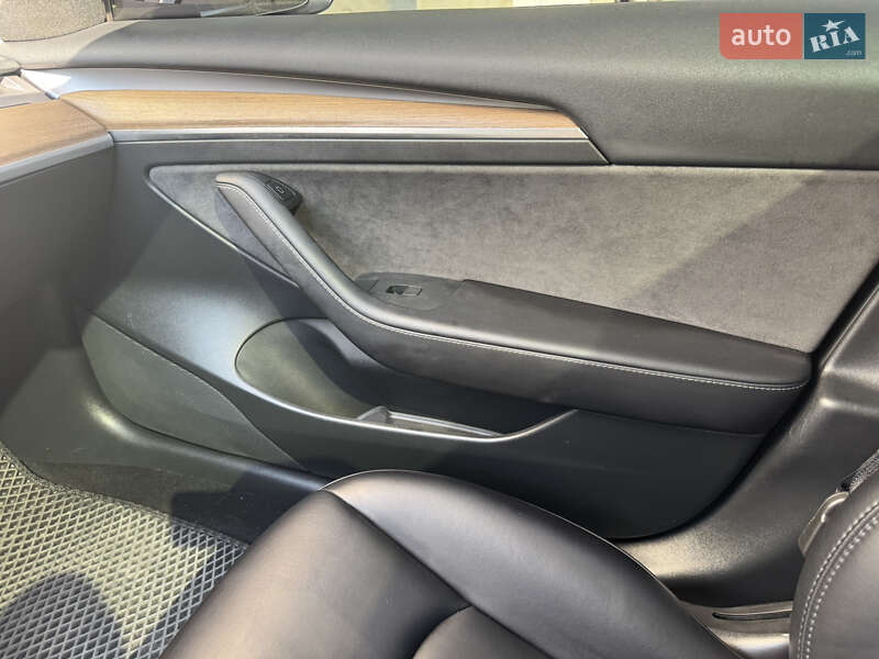 Седан Tesla Model 3 2023 в Житомирі