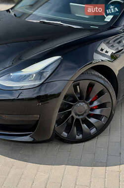 Седан Tesla Model 3 2023 в 
