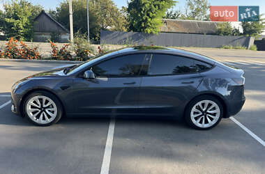 Седан Tesla Model 3 2022 в Бучі