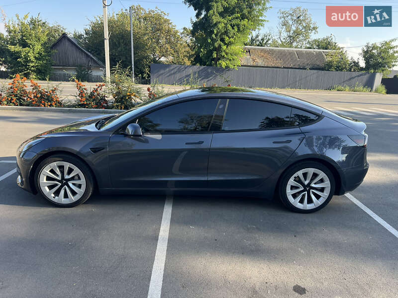 Седан Tesla Model 3 2022 в Бучі